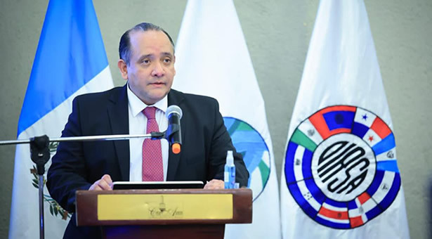 Víctor Hugo Guzmán, Viceministro de Sanidad Agropecuaria y Regulaciones inauguró la jornada